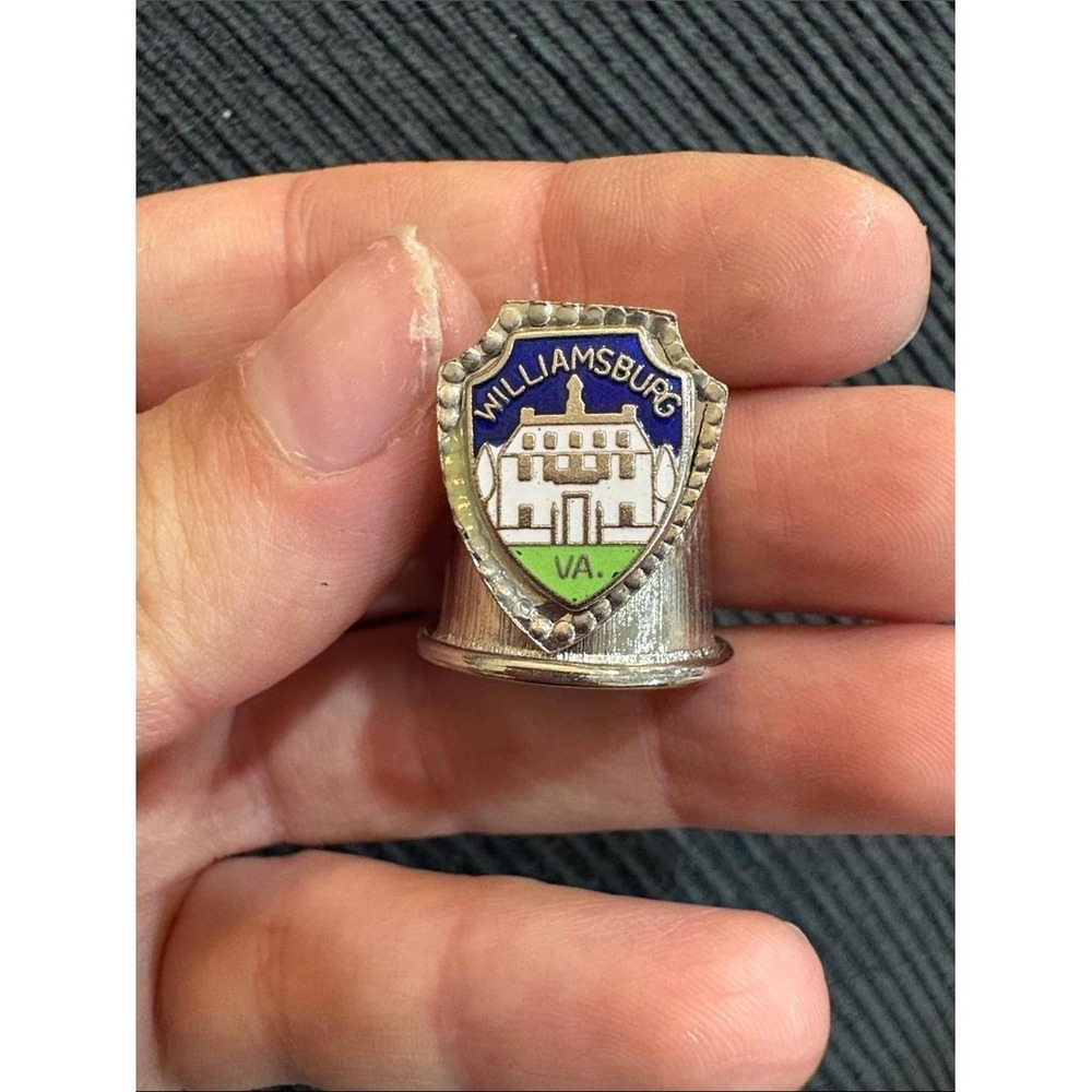 18-Vintage souvenir Williamsburg Enamel Shield Thimble